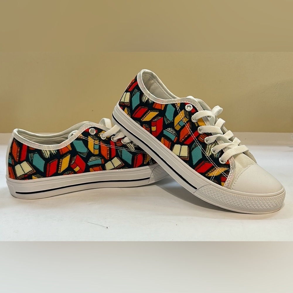 Low top canvas tennis shoes